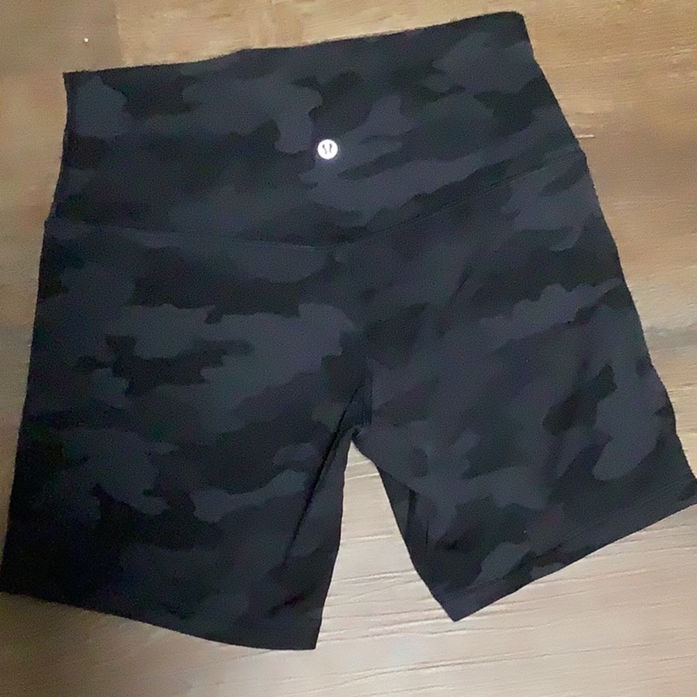 Lululemon Black Camouflage Shorts 8 - Picture 4 of 6